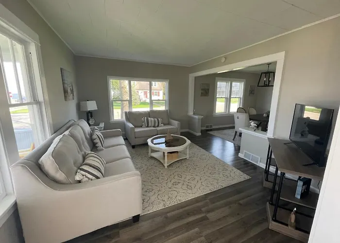 3 Bedroom House With Lake Pepin Views With Access To Shared Pool