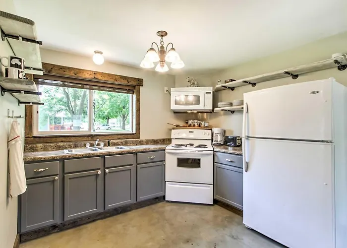 Lake Pepin Cottage W/ Patio - Walk To The Marina!