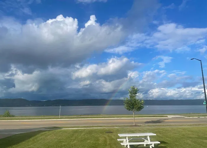 3 Bedroom House With Lake Pepin Views With Access To Shared Pool