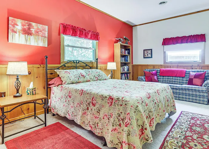 La Crescent Cottage On Minnesota Bluffs W/ View!